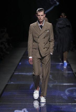 Louis Vuitton تكشف عن مجموعة ربيع صيف 2013 في دبي